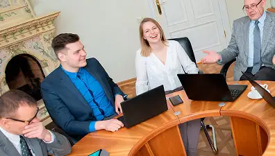 Citoyen s’identifiant en ligne auprès d’une administration publique via son ordinateur