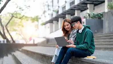 Proceso de matrícula digital y exámenes remotos Estudiante usando su portátil para completar su matrícula universitaria