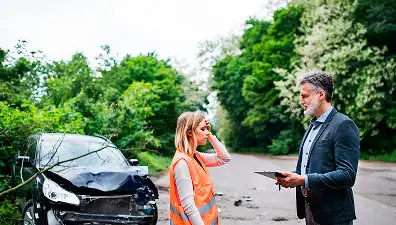 Verificación de identidad para seguros e insurtech Cliente contratando un seguro en línea desde su dispositivo móvil