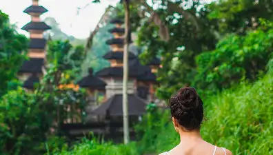 Check-in digital en hoteles y servicios turísticos Pareja haciendo una reserva de hotel desde un dispositivo móvil