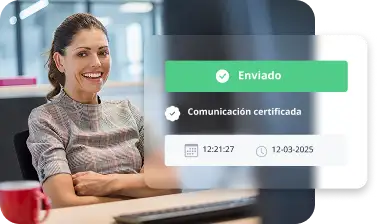 Professional en oficina amb interfície 'Enviat' i segell de comunicació certificada; solucions certificades amb validesa legal.