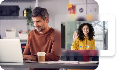 Partner treballant amb portàtil i videotrucada d'ajuda; suport tècnic i formació especialitzada.